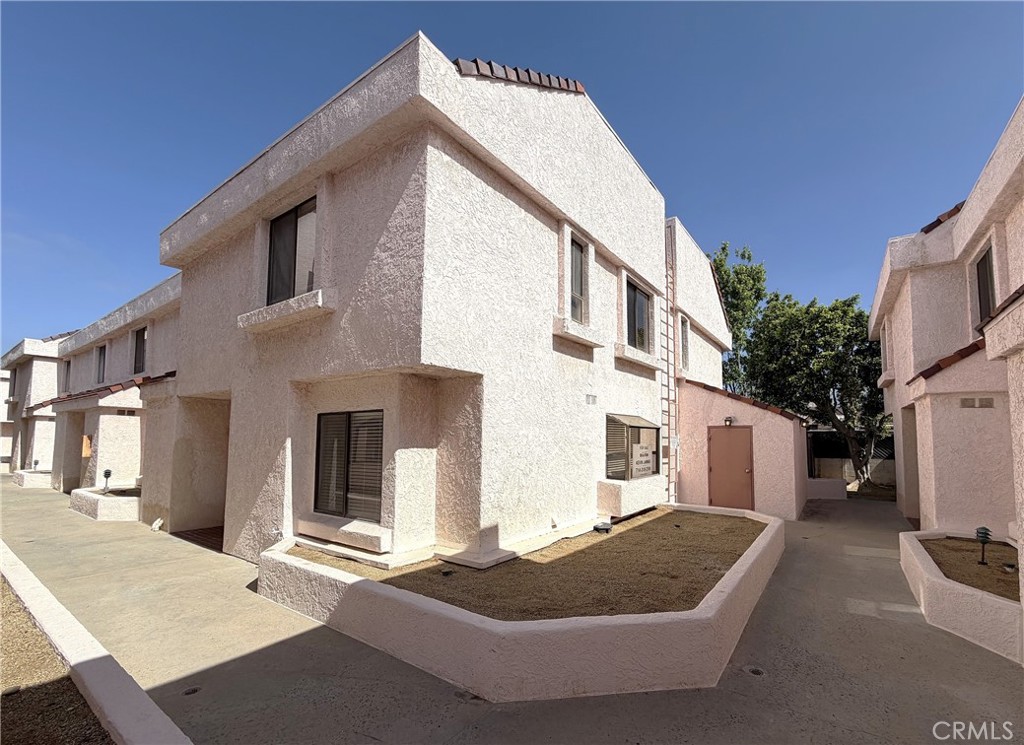 9906 Owensmouth 12 — photo