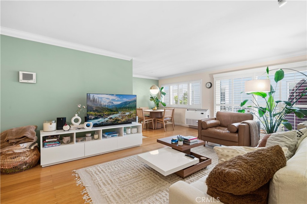 1154 S Barrington Avenue 213 — photo