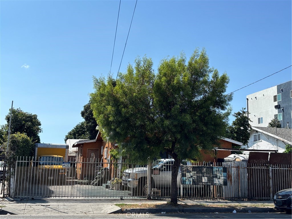 10821 Compton — photo