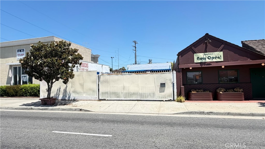 5027 W Rosecrans — photo