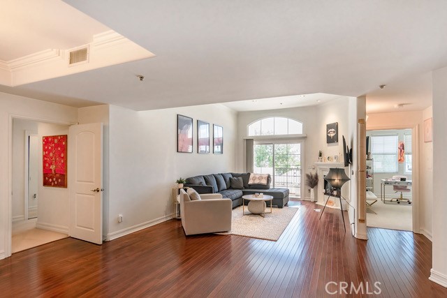 14242 Burbank 307 — photo