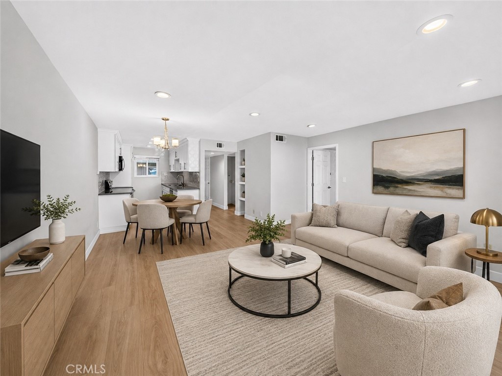 433 S Manhattan Pl 206 — photo