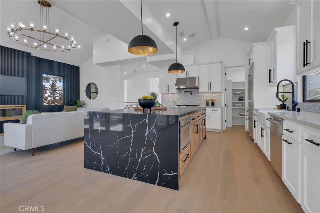 520 N Lucia B — photo