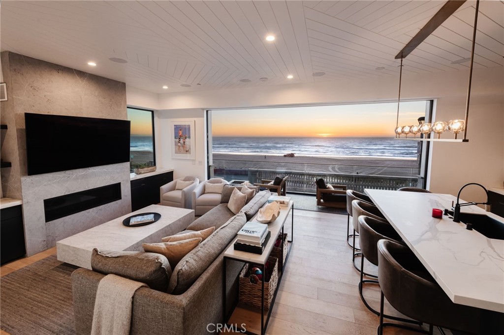 2200 The Strand a — photo