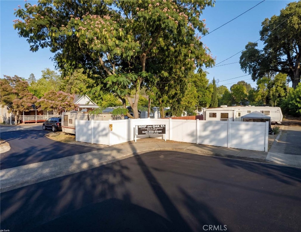 1681 Oak Street — photo