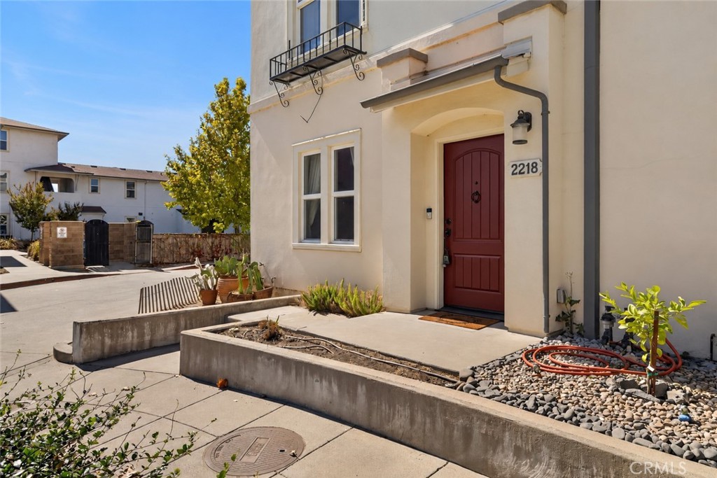 2218 Hutchinson — photo