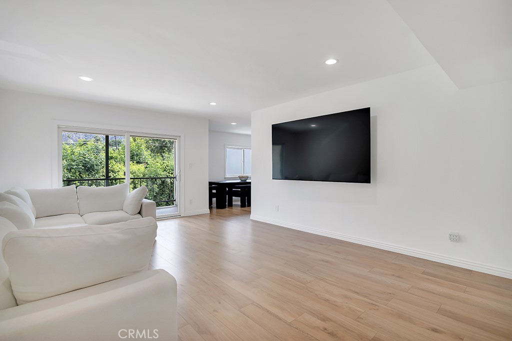 1015 N Michillinda 302 — photo