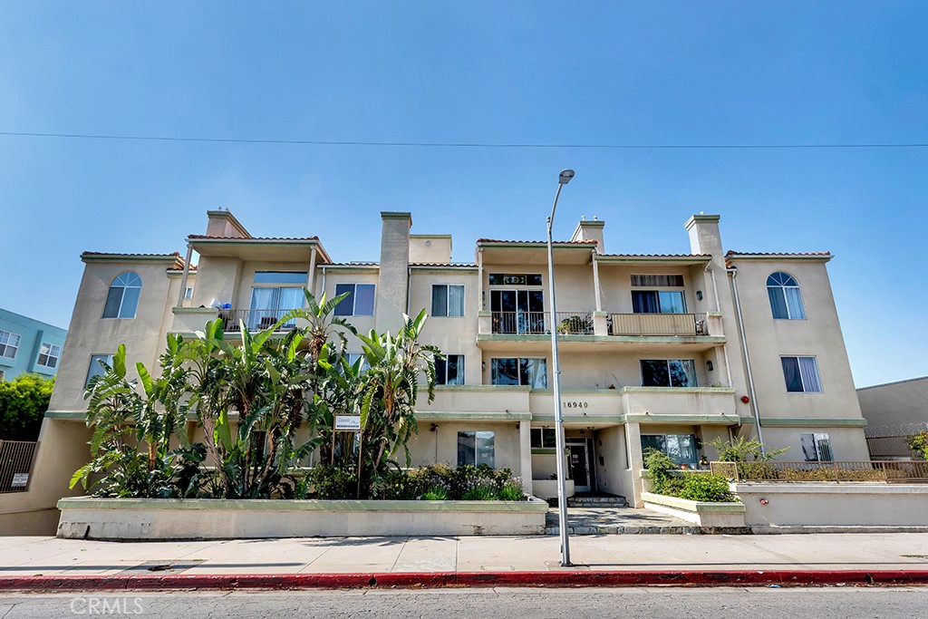 16940 Chatsworth 206 — photo
