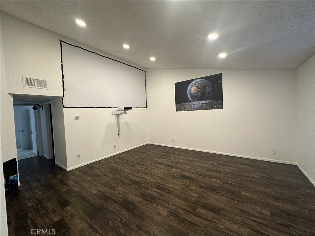 5500 Lindley 222 — photo