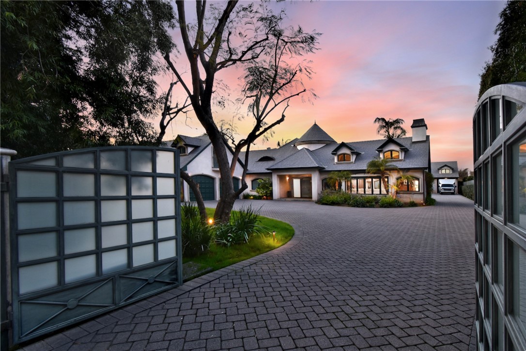 13157 Chandler Boulevard — photo