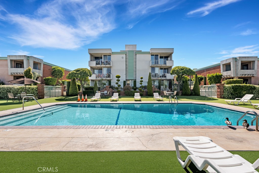 5301 Balboa Boulevard — photo
