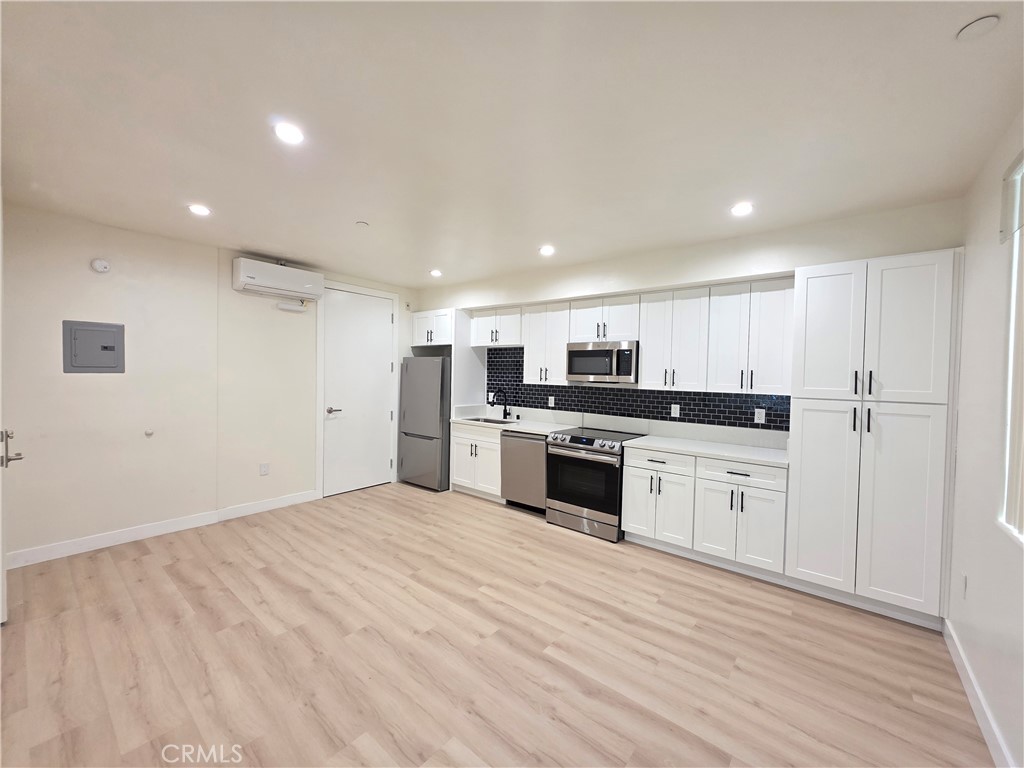14618 Sylvan Street — photo