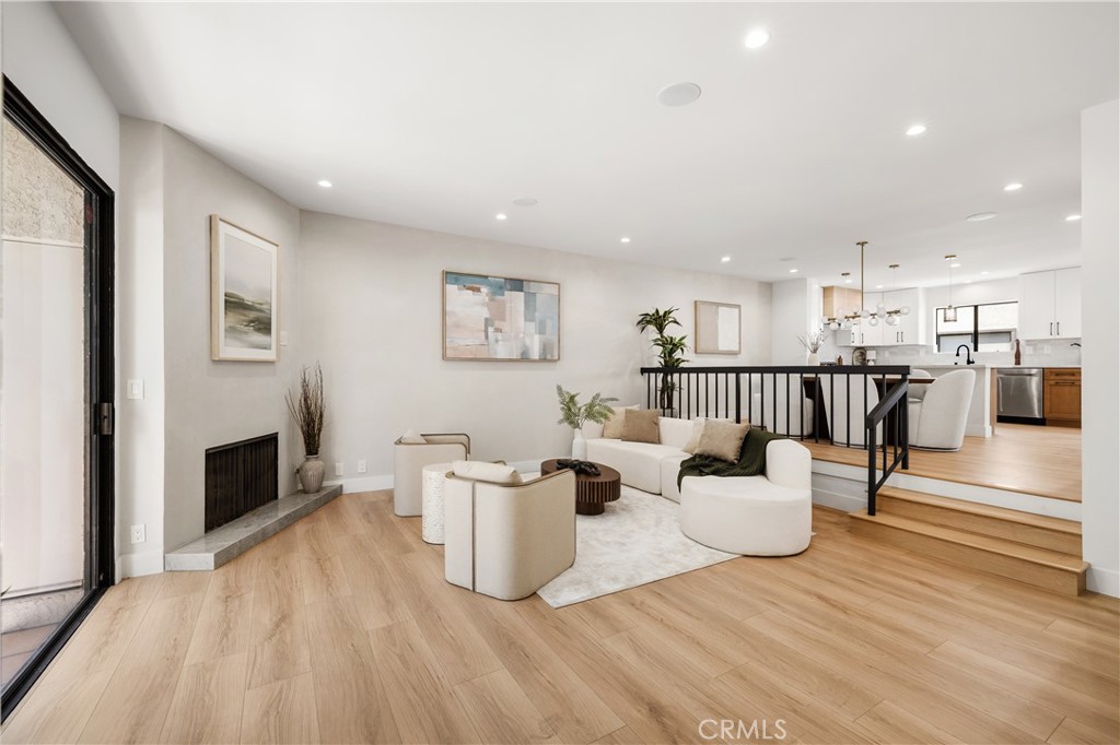 5711 Owensmouth 125 — photo