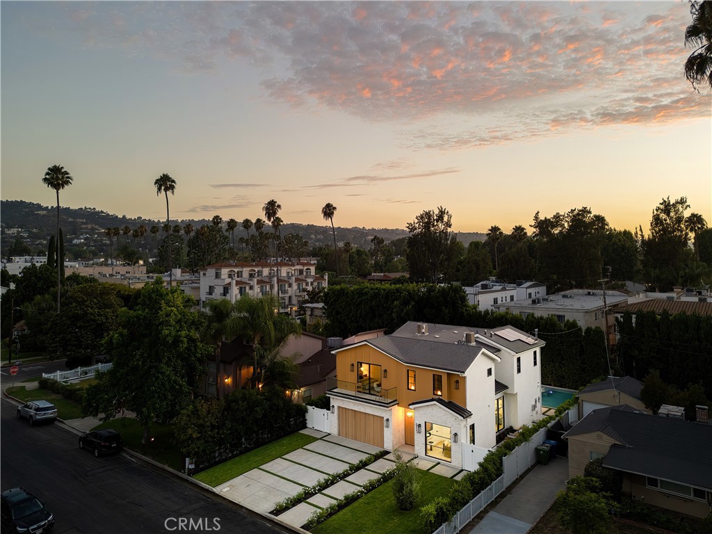 4517 Longridge Avenue — photo