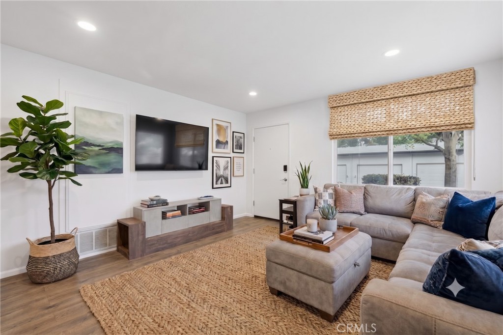 1346 E Hillcrest 40 — photo