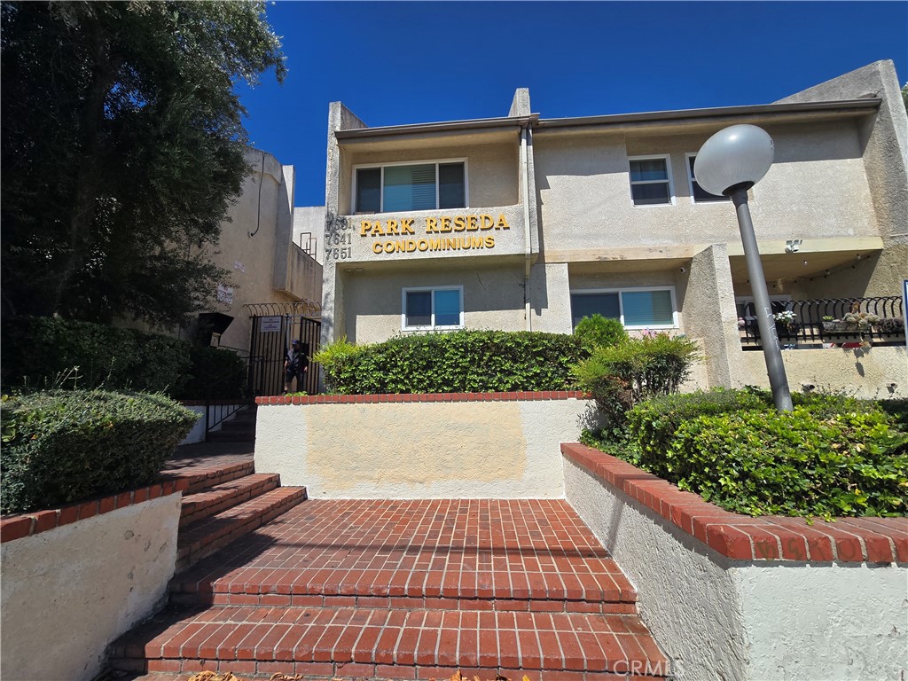 7641 Reseda 120 — photo