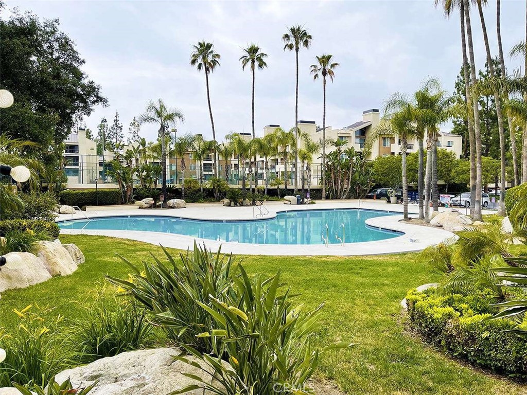 5500 Owensmouth 218 — photo