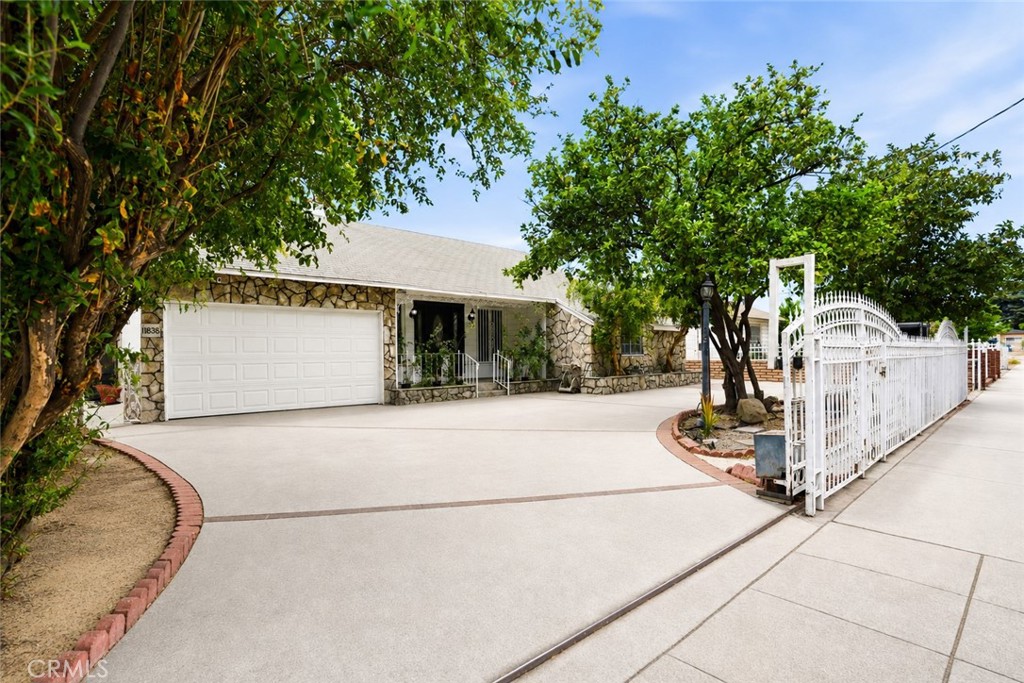 11840 Gilmore — photo