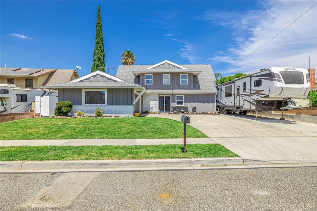 2575 Victoria — photo