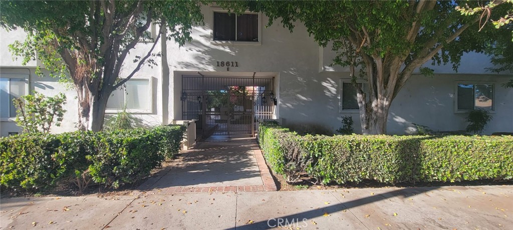 18611 Collins Street E 33 — photo