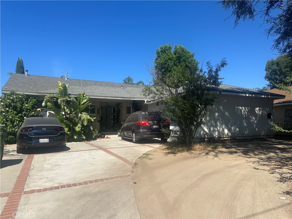 7921 Owensmouth — photo