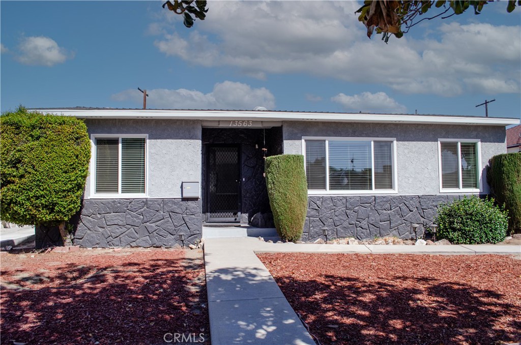 13563 Montague — photo