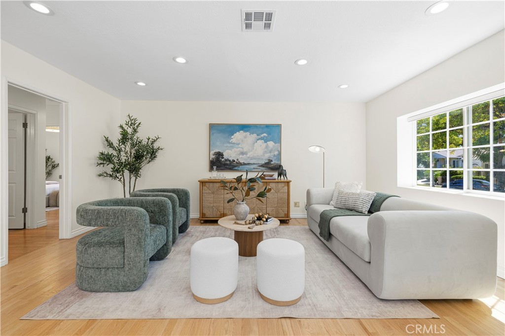 17621 Collins Street — photo