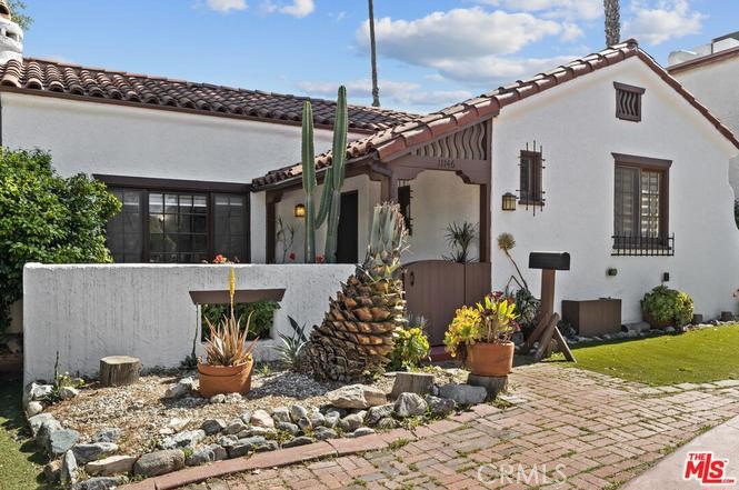 11146 Huston Street — photo