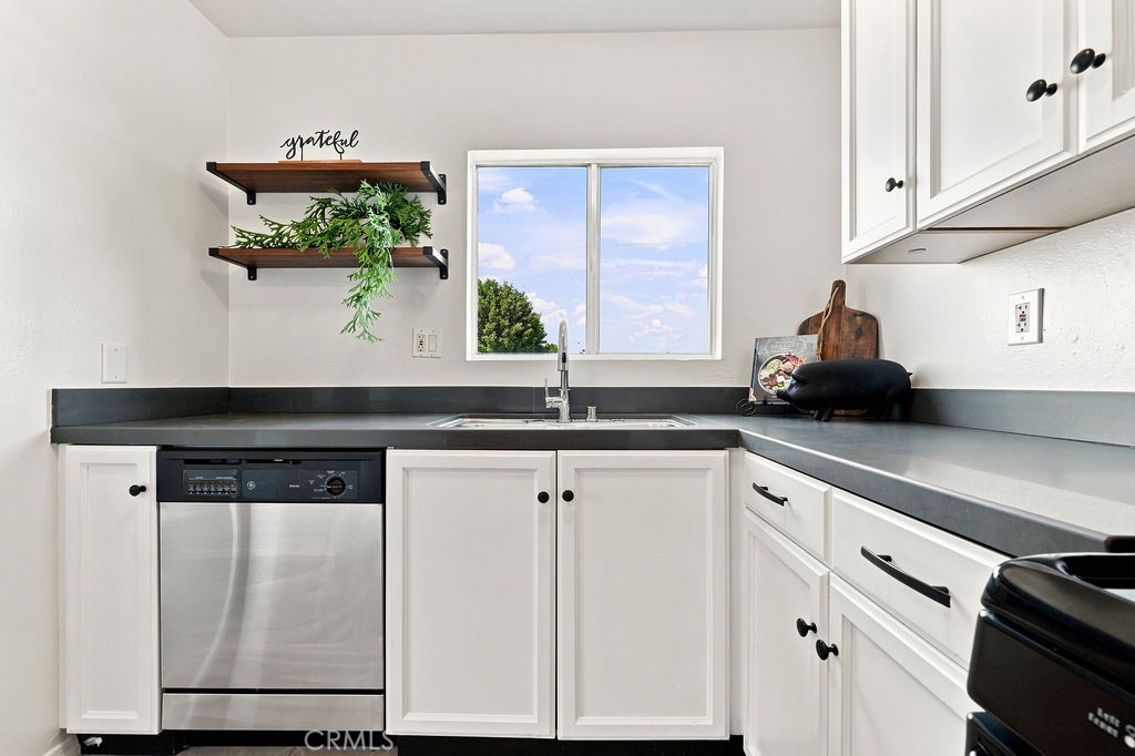 18350 Hatteras 211 — photo
