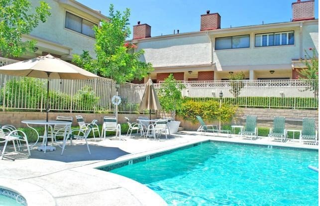 19451 Sherman Way 506 — photo