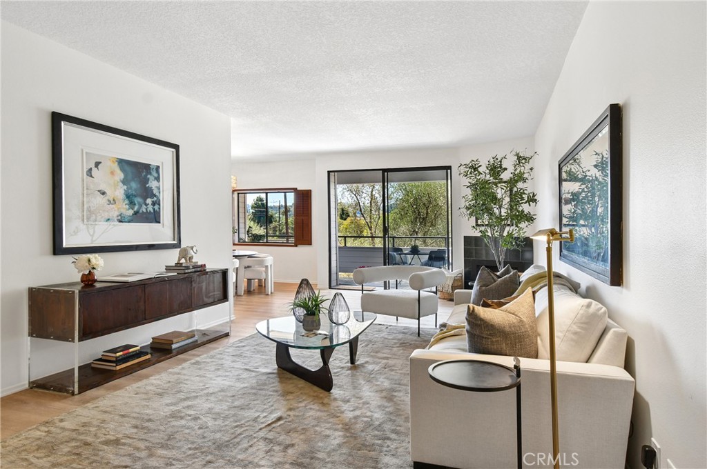 13331 Moorpark 223 — photo