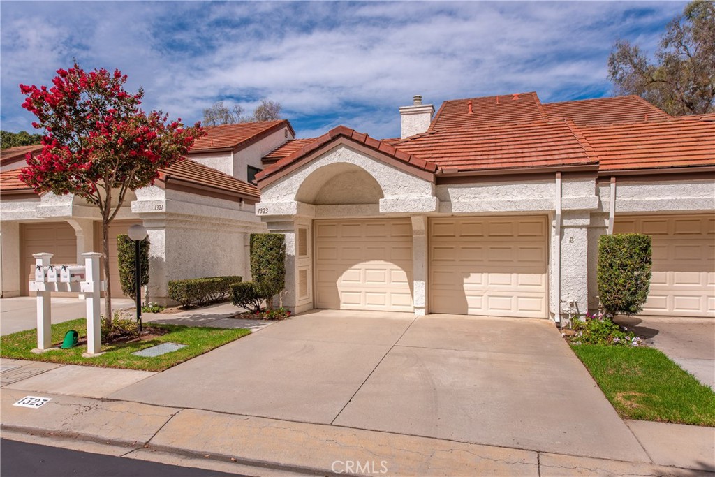 1323 Calle Lozano — photo