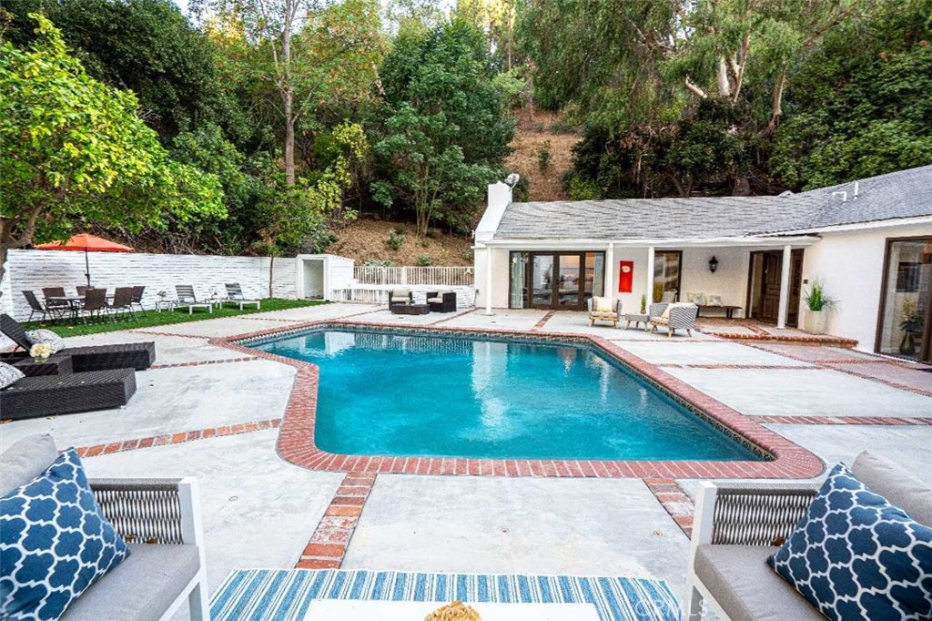 3183 N Laurel Canyon Blvd — photo