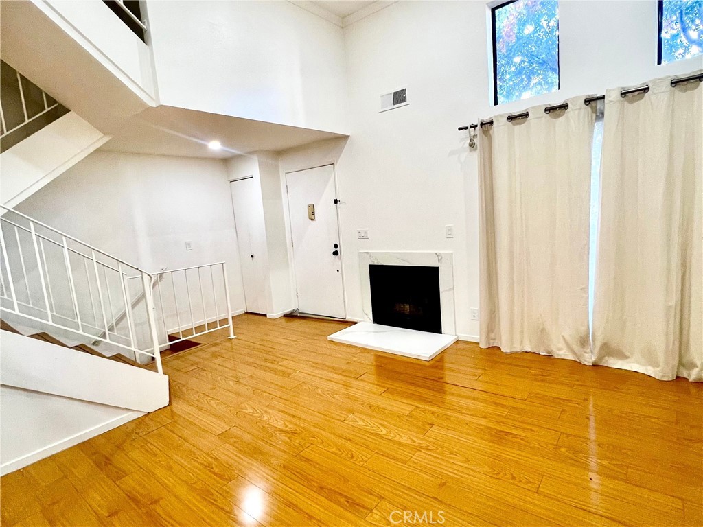 9131 Burnet Ave 23 — photo