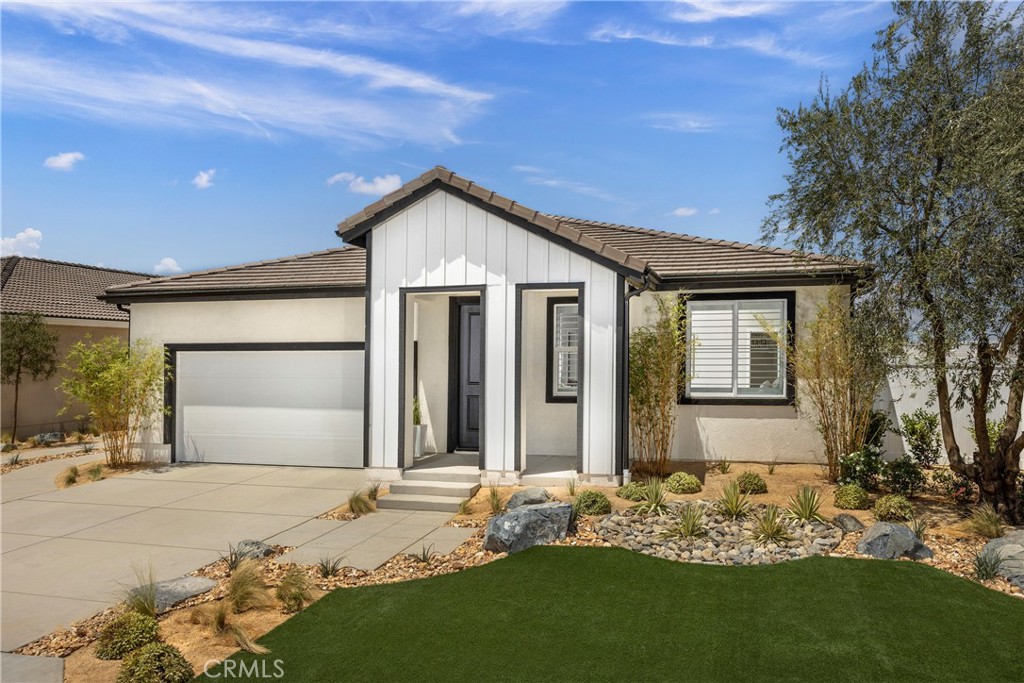 1558 E Holguin Street — photo