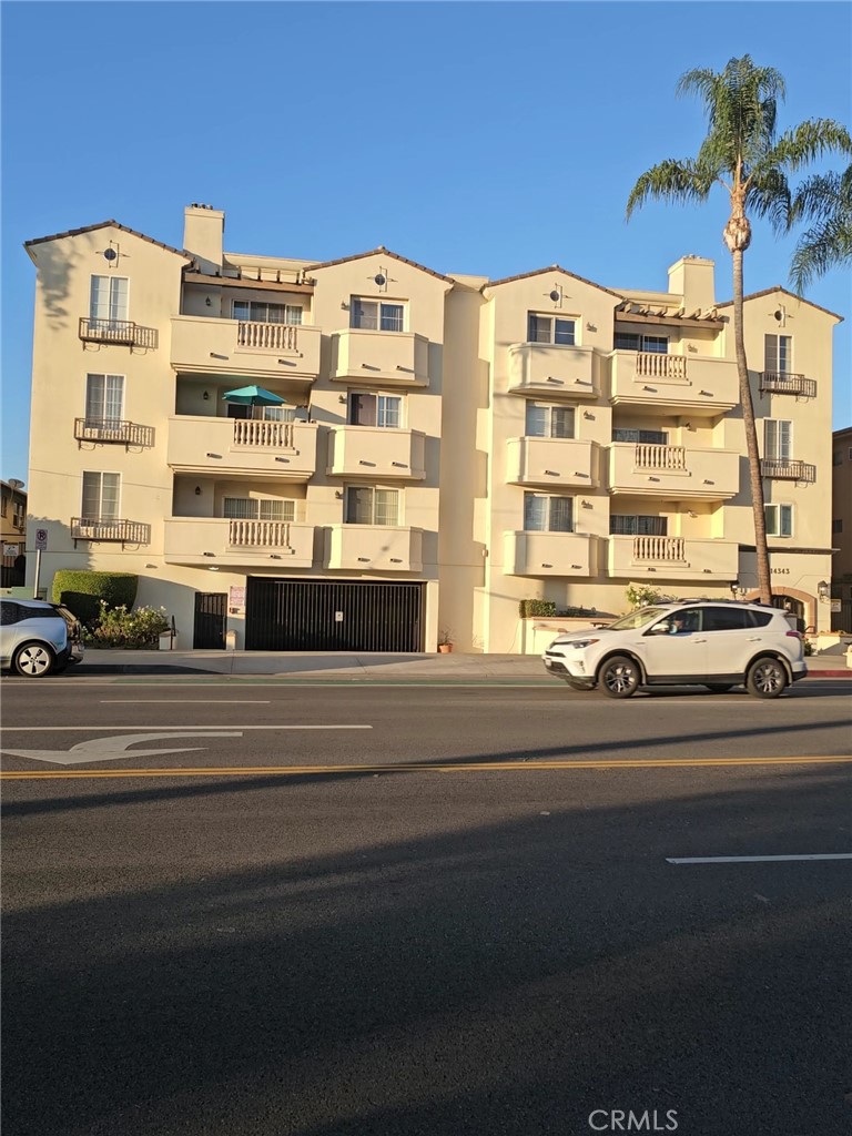 14343 Burbank Blvd. 305 — photo