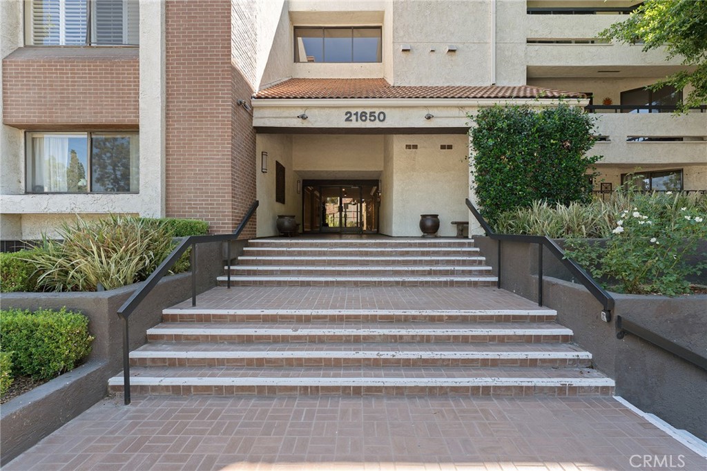 21650 Burbank 203 — photo