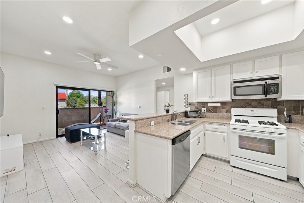 10943 Laurel Canyon Boulevard B9 — photo