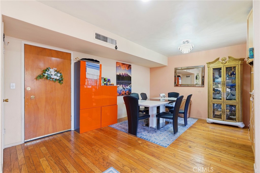 5429 Newcastle 303 — photo