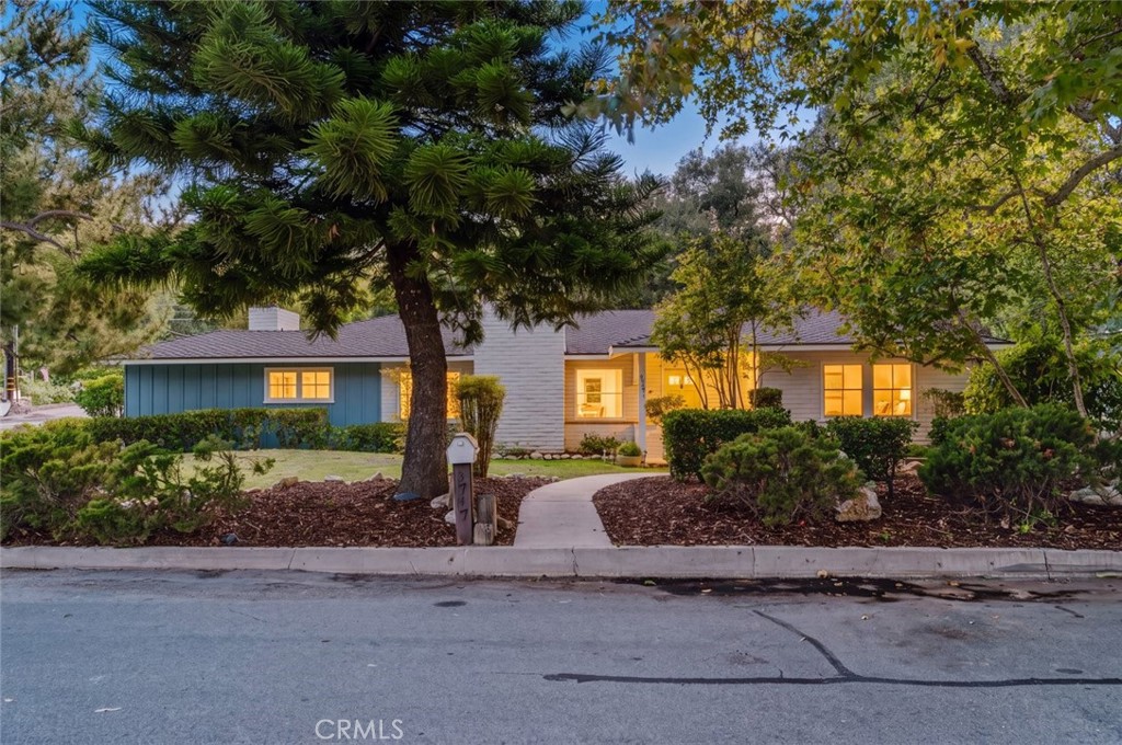 3747 El Lado Drive — photo