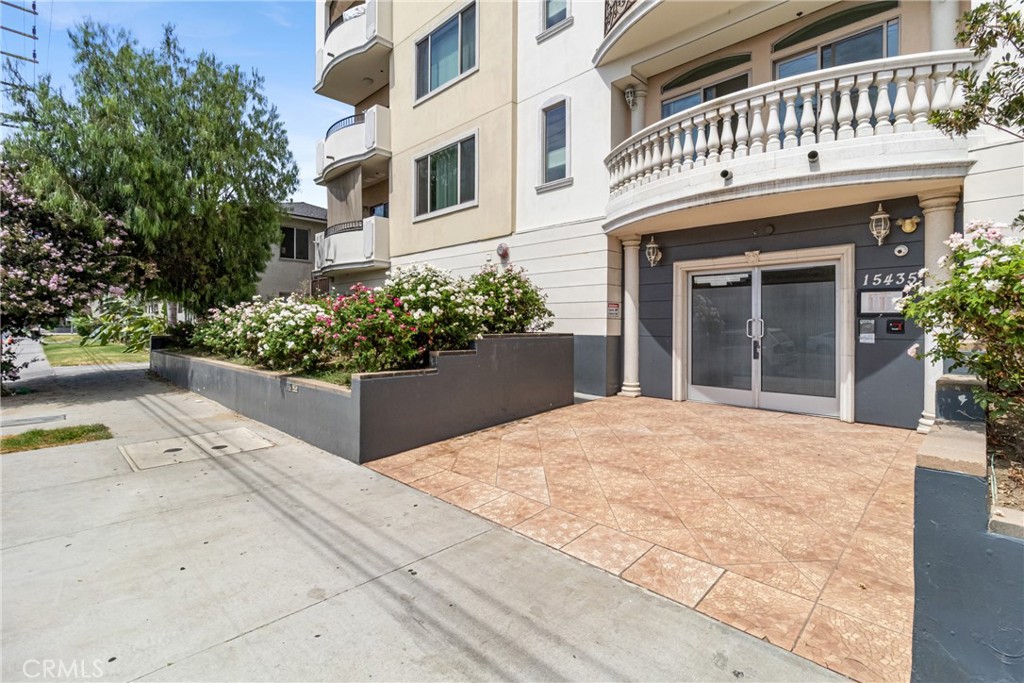 15435 Vanowen Street 102 — photo