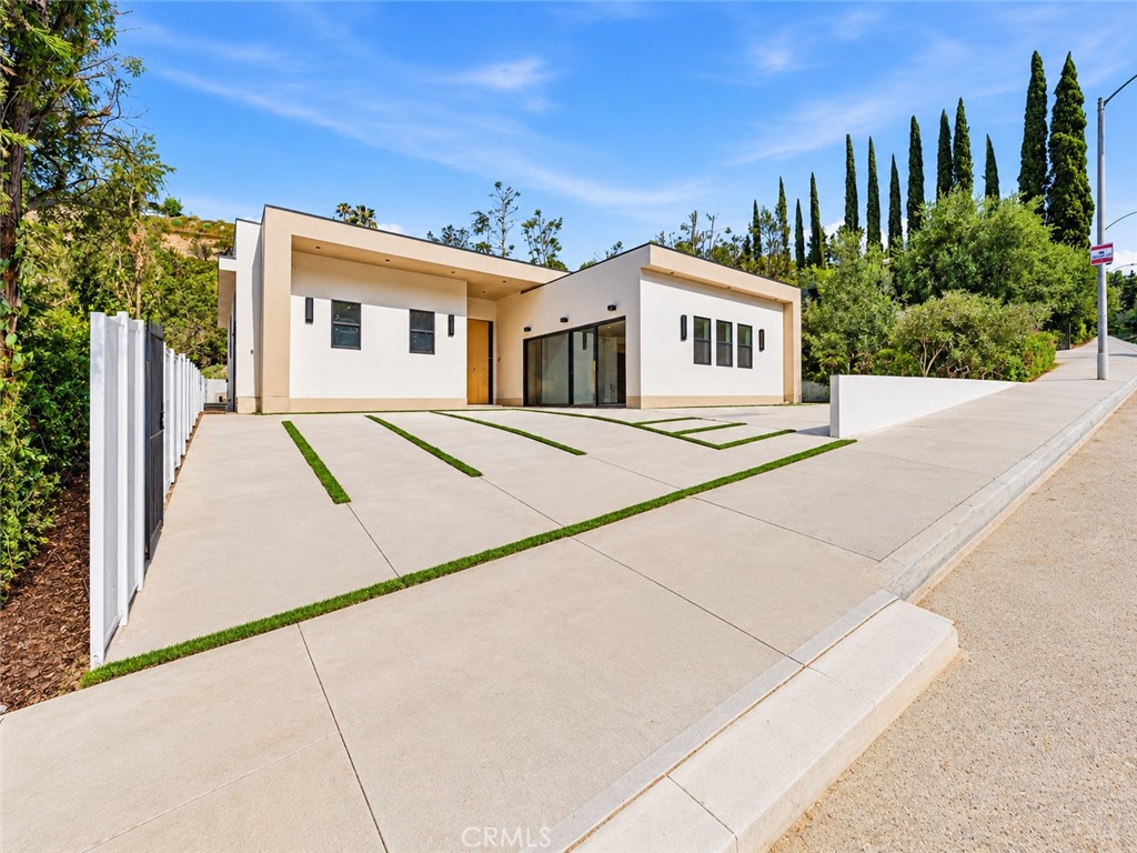 17000 Escalon — photo