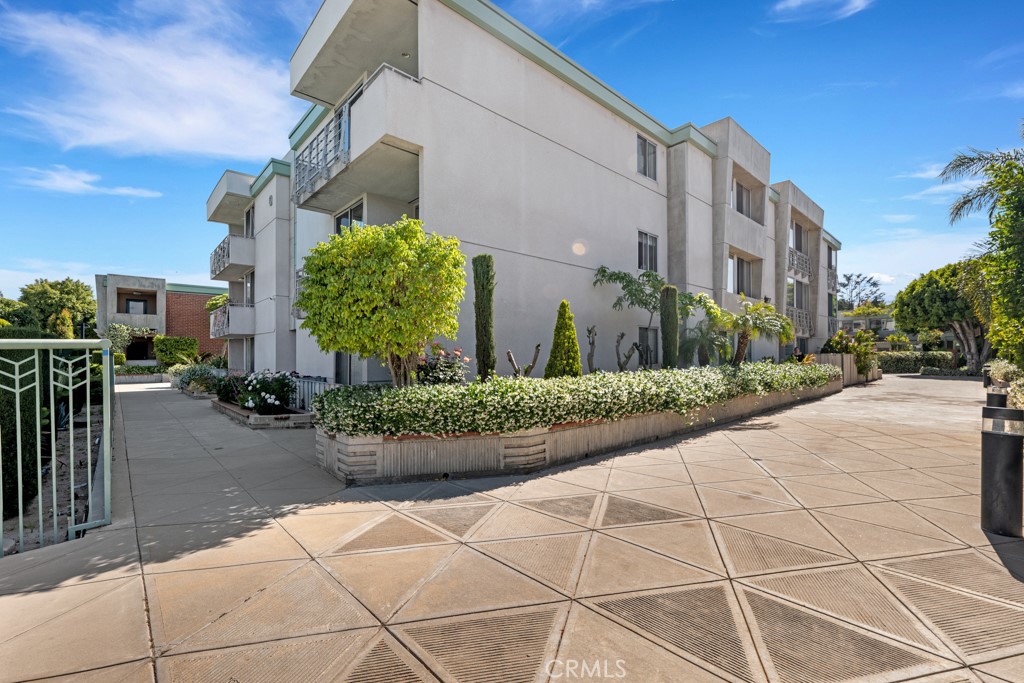 5301 Balboa Boulevard — photo