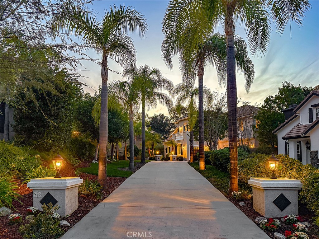 525 Oak Tree Court — photo