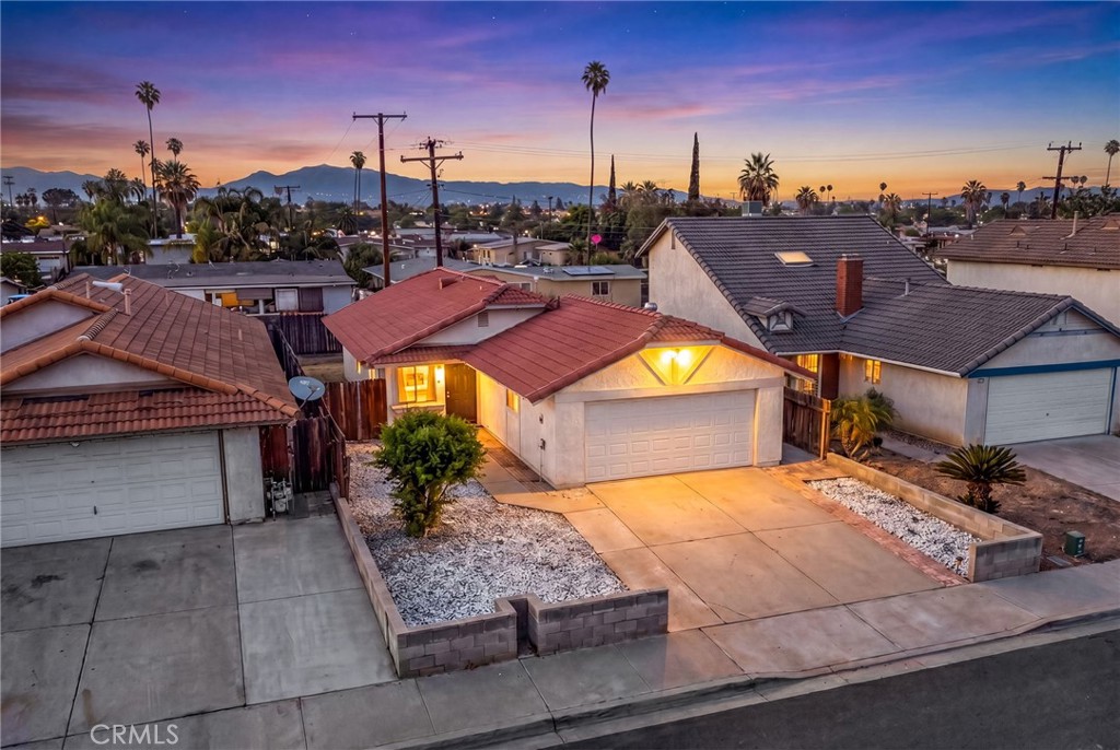 25076 Wendy Way — photo