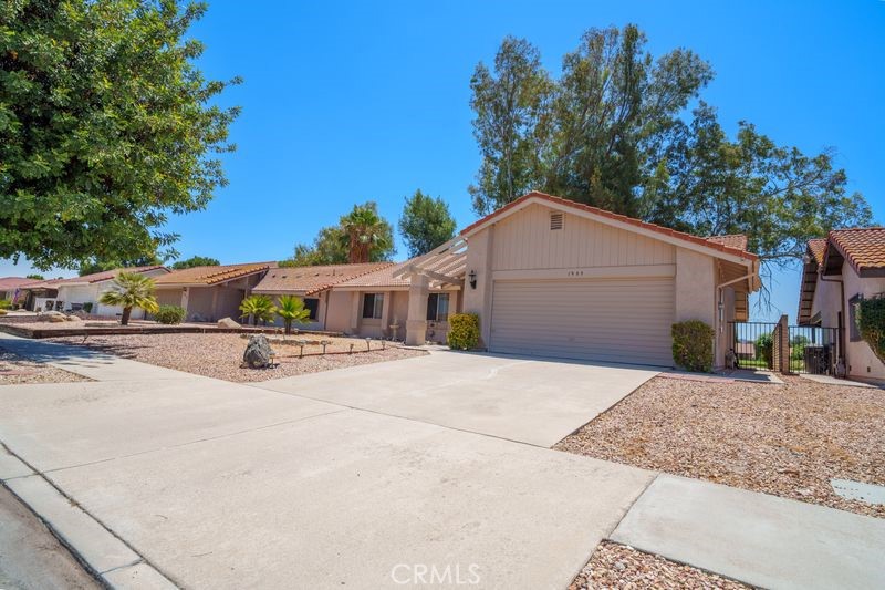 1925 Silver Oak Way — photo