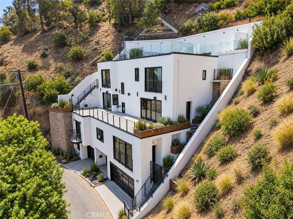 8633 Hollywood — photo