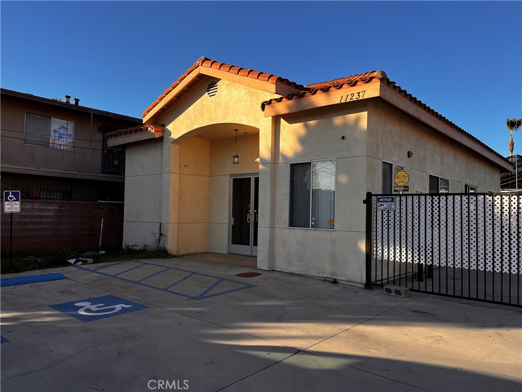 11237 Lower Azusa — photo