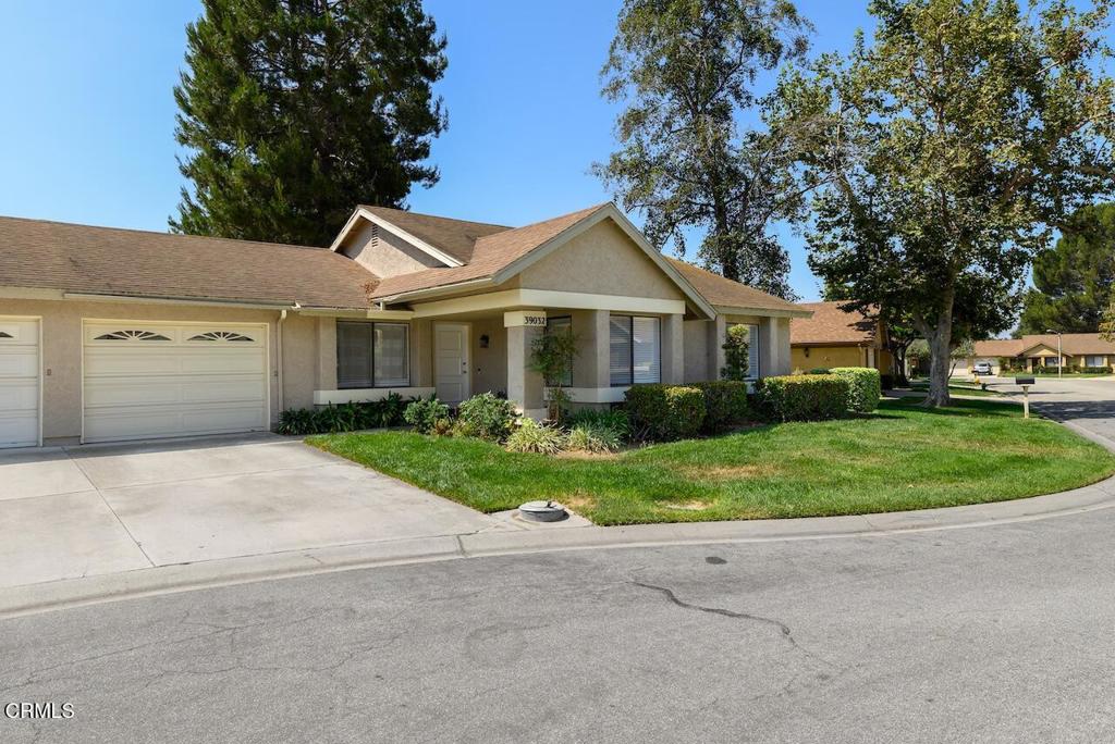 39032 Village 39 — photo