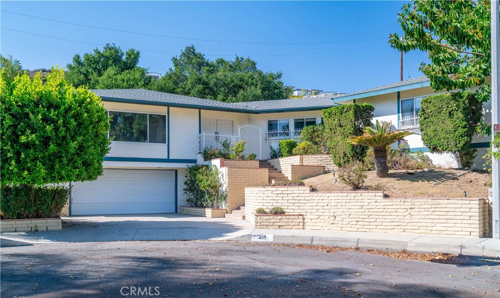 211 Peacock Lane — photo